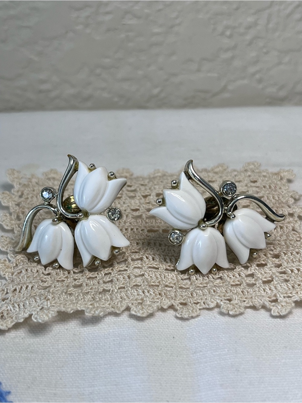 Vintage KRAMER White Tulip Floral Clip-On Earrings Signed Thermoset